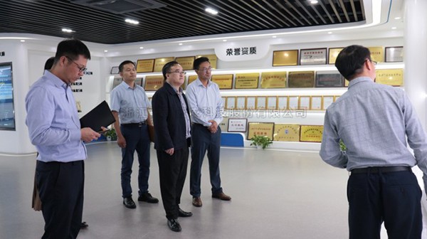 杭州市拱墅区委常委、常务副区长黄飞一行莅临芭乐视频APP污版考察调研