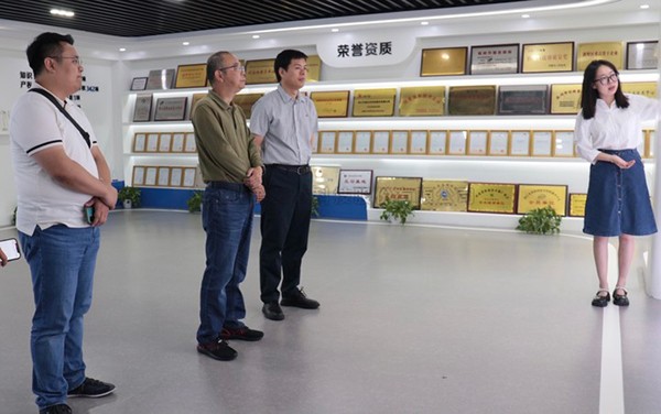 贵州省农业农村厅市场与信息化处处长方雷明莅临芭乐视频APP污版考察交流
