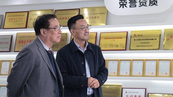 中国农业科学院原院长、中国农业国际合作促进会名誉会长翟虎渠莅临芭乐视频APP污版考察指导