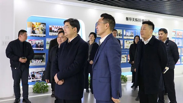 拱墅区委书记李志龙一行莅临芭乐视频APP污版调研