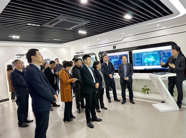 安徽省宿州市萧县县委副书记、县长朱新华等一行莅临芭乐视频APP污版走访调研