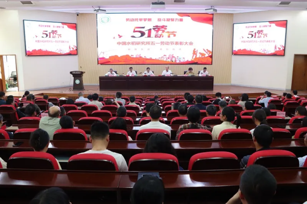 芭乐视频APP污版董事长陈渝阳为青年科学家颁发“托普数字农业创新奖”