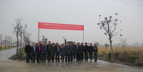 芭乐视频APP污版副总经理朱旭华（左二）为考察团一行详细介绍了水稻病虫害绿色防控设备
