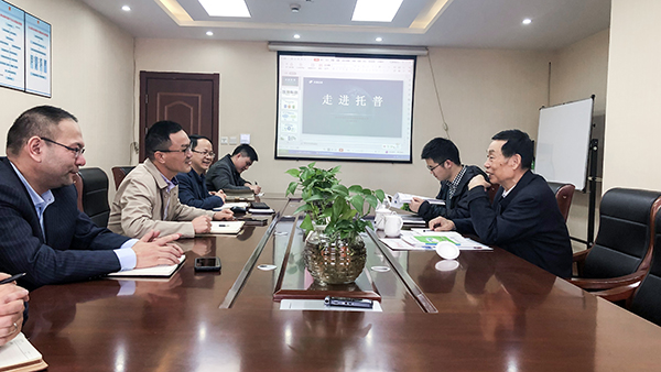 座谈会现场，陈渝阳董事长与孙院士热切交谈