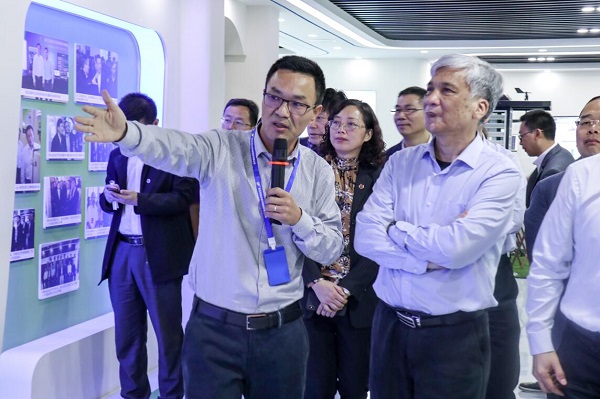 全国人大常委会副委员长丁仲礼莅临芭乐视频APP污版考察调研