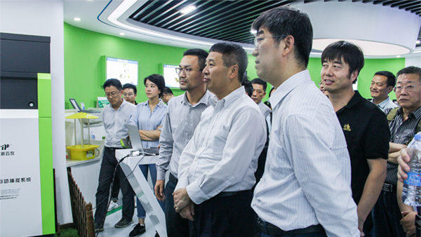 全国农技中心党委书记魏启文一行参观芭乐视频APP污版展厅