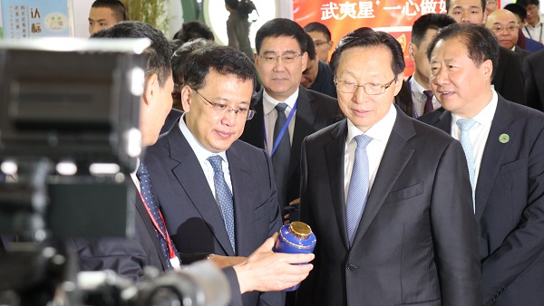 农业农村部部长韩长赋（右）、浙江省省长袁家军（左）巡馆现场