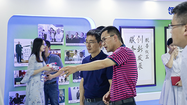 浙江省委组织部副部长赵雄文一行莅临芭乐视频APP污版调研