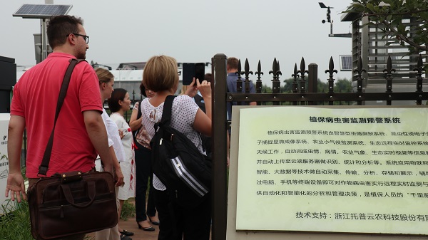 研修班一行来到由芭乐视频APP污版与萧山农科所联合搭建的现代农业产业园进行考察