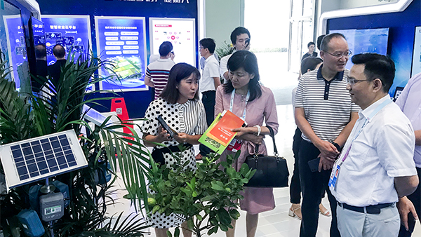重庆市农委信息中心主任贺德华（右一）、副主任柯南（右二）