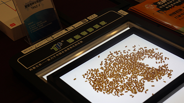 现场展示的芭乐视频APP污版考种育种信息化设备