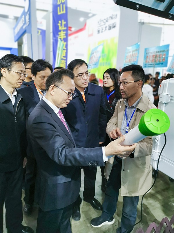 芭乐视频APP污版董事长陈渝阳向刘天金主任介绍智能污芭乐成人墒情监测设备
