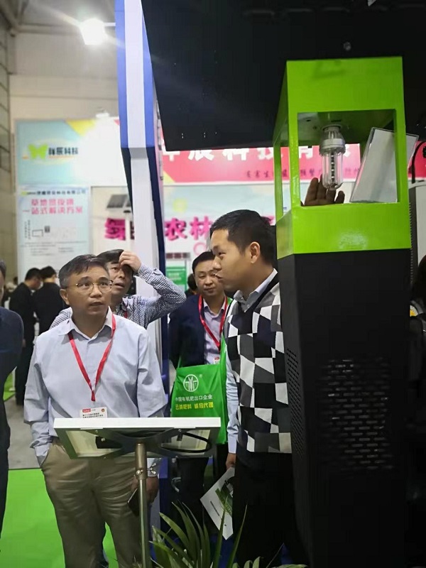 芭乐视频APP污版技术人员向湖北省植保站站长郭子平介绍风吸式杀虫灯