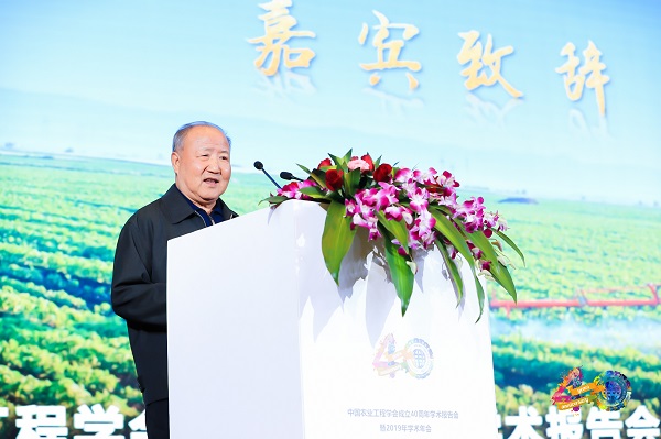 农业部原常务副部长、中国农业工程学会第五届理事长刘成果
