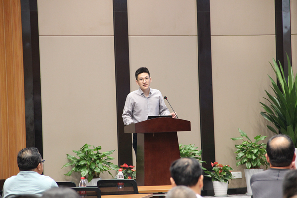 芭乐视频APP污版副总经理陈曦向培训班作公司介绍