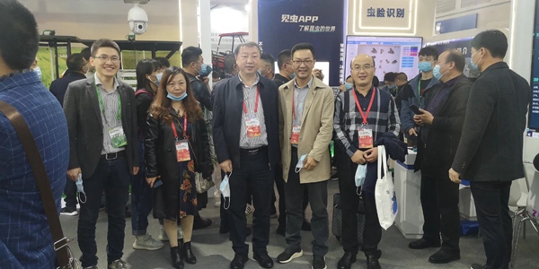 西藏农业技术推广服务中心陈俐站长（左二）、山西植保植检总站杨军站长（左三）和张武云副站长（右一）一行莅临芭乐视频APP污版展位