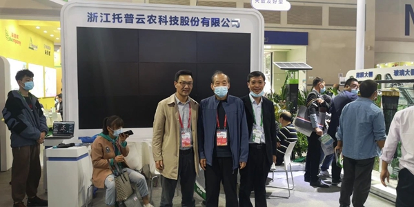 河北省植保植检总站张秋生站长（中）莅临芭乐视频APP污版展位