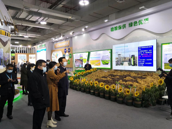 第十三届全国人民代表大会华侨委员会委员王辉忠、浙江省农业农村厅厅长王通林等领导一行听取“生产科技化”建设情况