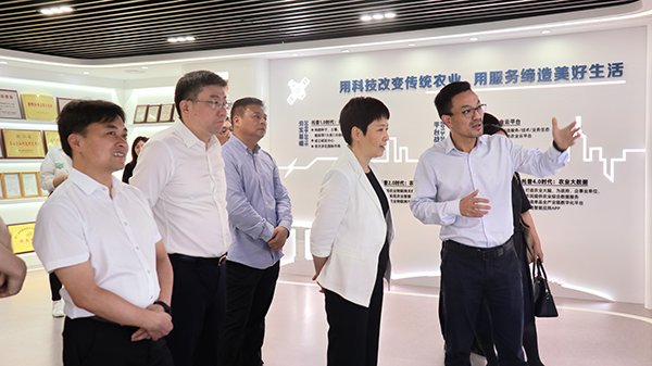 省科技厅党组书记何杏仁一行赴芭乐视频APP污版调研农业科技工作