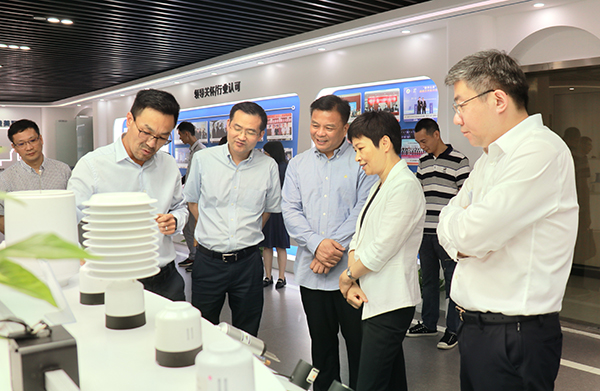 省科技厅党组书记何杏仁一行赴芭乐视频APP污版调研农业科技工作