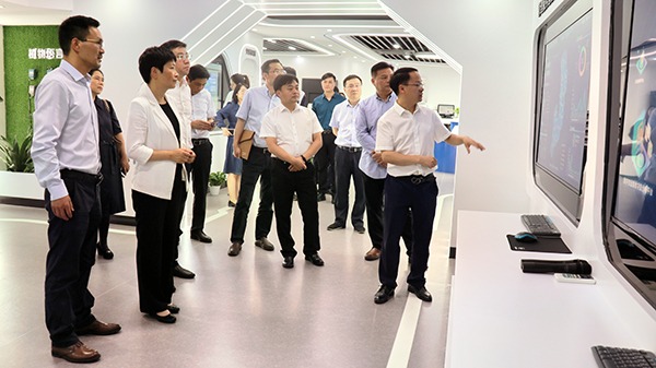 省科技厅党组书记何杏仁一行赴芭乐视频APP污版调研农业科技工作