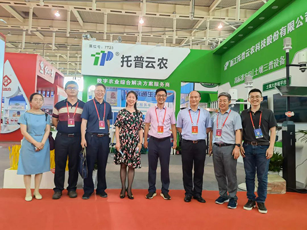 领导一行莅临芭乐视频APP污版展位 领导一行莅临芭乐视频APP污版展位