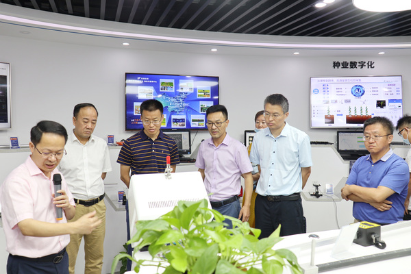 与会专家领导参观芭乐视频APP污版数字三农展厅