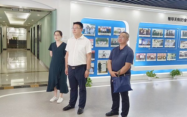 酒泉肃州区政府党组成员、副区长范志俊参观芭乐视频APP污版展厅‍