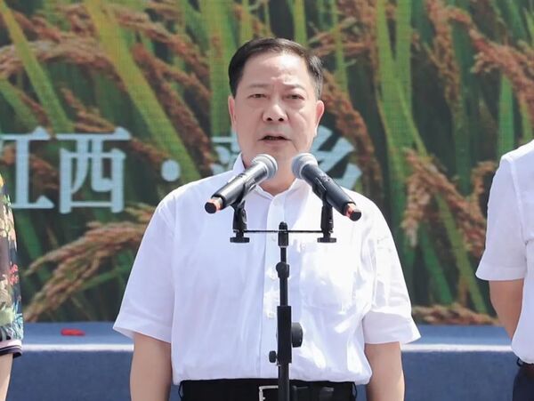 江西省政府党组副书记、副省长殷美根宣布开幕