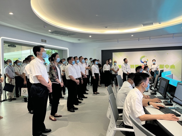与会专家领导参观芭乐视频APP污版支撑构建的智慧种业服务平台