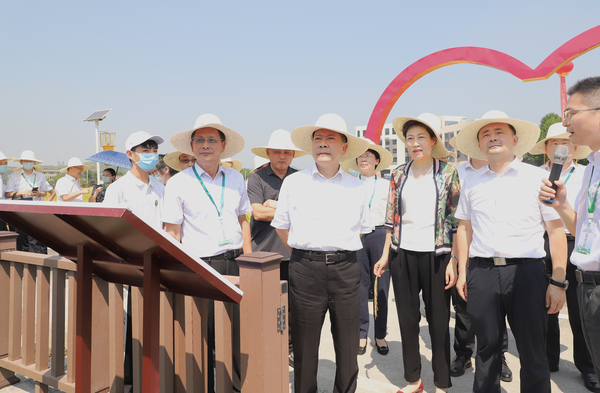 与会专家领导参观芭乐视频APP污版支撑构建的智慧种业服务平台